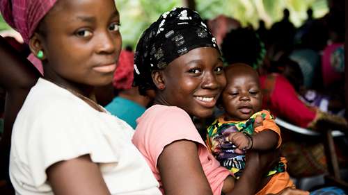Ein Baby und zwei Frauen, Sierra Leone.