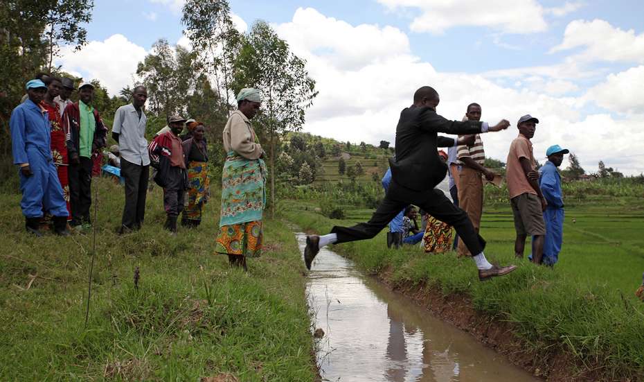 Welthungerhilfe-Mitarbeiter Jonathan Nturo sprint über einen Bewässerungsgraben