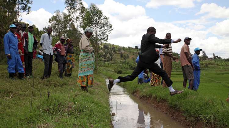 Welthungerhilfe-Mitarbeiter Jonathan Nturo sprint über einen Bewässerungsgraben