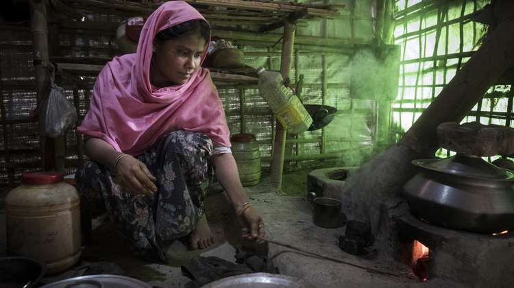 Die Rohingya-Frau Mostafa B. kocht an ihrer Kochstelle im Camp Hakimpara, Bangladesch (August 2018).
