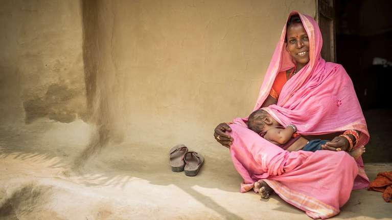 Mutter mit Kind im Dorf Paroha, Nepal