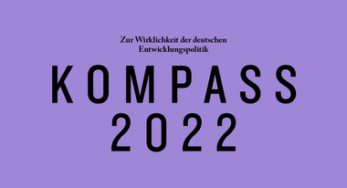 In schwarzem Text auf violettem Hintergrund steht: Zur Wirklichkeit der deutschen Entwicklungspolitik. Kompass 2022