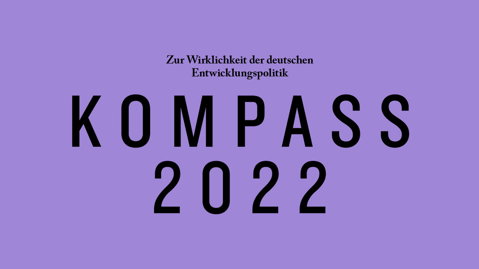 In schwarzem Text auf violettem Hintergrund steht: Zur Wirklichkeit der deutschen Entwicklungspolitik. Kompass 2022
