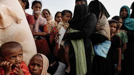 Geflüchtete Rohingya-Frauen mit ihren Kindern.