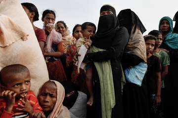 Hilfe für Rohingya-Flüchtlinge - jetzt spenden! Bild: Geflüchtete Rohingya-Frauen mit ihren Kindern.
