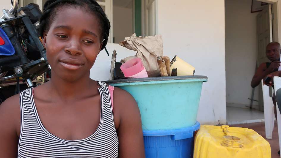 Nach Zyklon Idai steht eine Frau vor den Überresten ihres Hab und Guts in Mosambik.