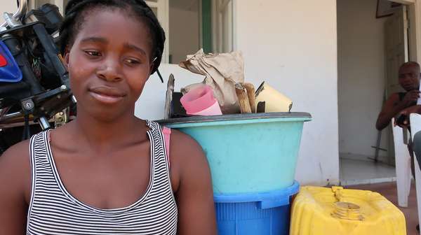 Nach Zyklon Idai steht eine Frau vor den Überresten ihres Hab und Guts in Mosambik.