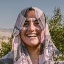 Portraitbild einer Frau auf einer Plantage im Irak.