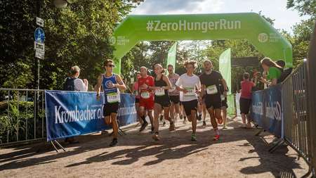 Menschen starten zum Lauf bei einem Charity-Spendenlauf in Düsseldorf