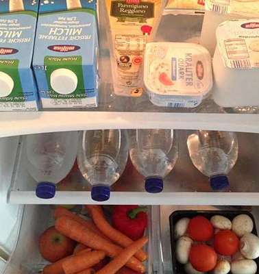 Blick in einen Kühlschrank: Sortierte Lebensmittel