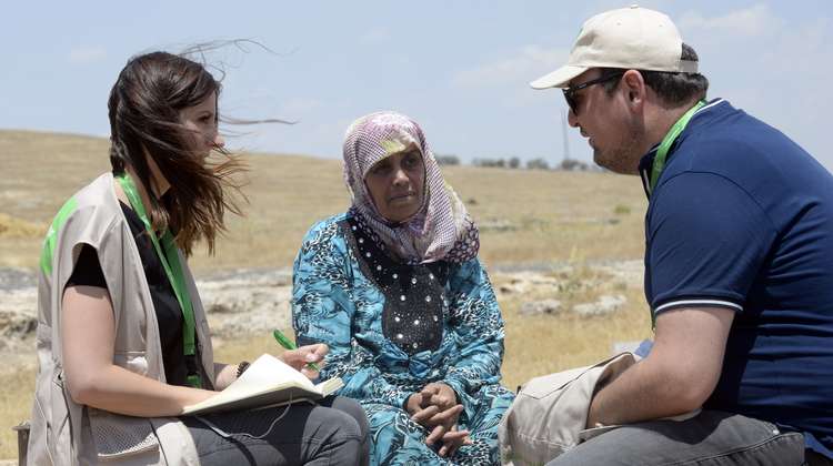Welthungerhilfe-Mitarbeiterin Jessica Kühnle und Ibrahim Rukas mit der 57 Jahre alten Fatma Mahbat.