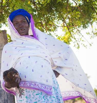 Eine Frau mit Huhn, Burkina Faso, 2018.