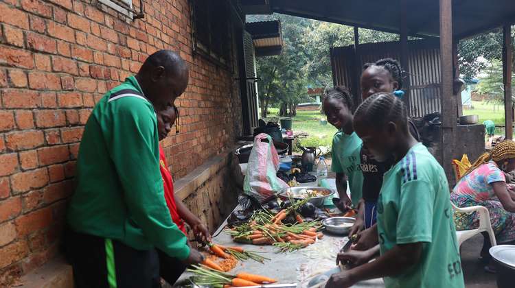 Kinder kochen gemeinsam draußen, Zentralafrikanische Republik, .