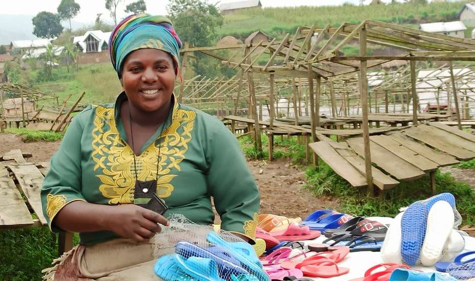 Die Projektteilnehmerin verkauft Schuhe um ihren Lebensunterhalt aufzubessern, Kongo 2021.
