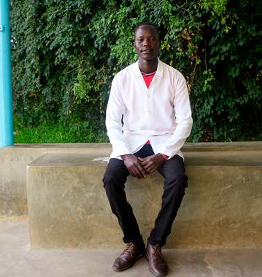 Porträtfoto von Laborassistent Lochap John Robert aus Uganda. 