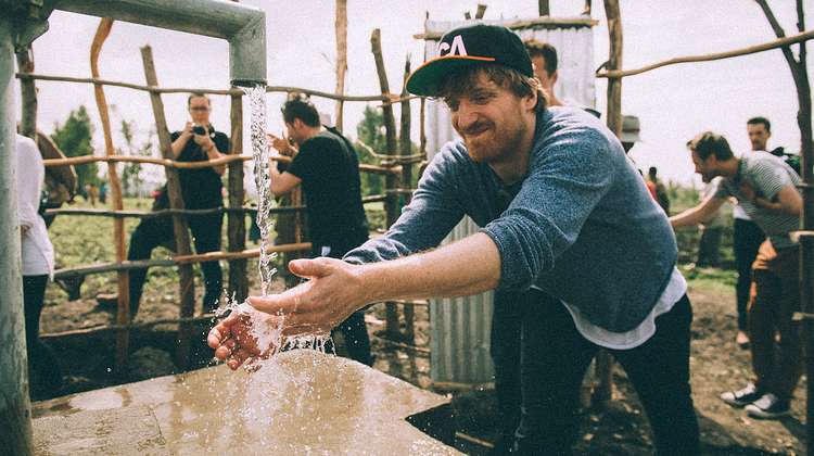Ein Bandmitglied von Clueso am Brunnen des Projektes "Viva con Aqua" © Christoph Köstlin