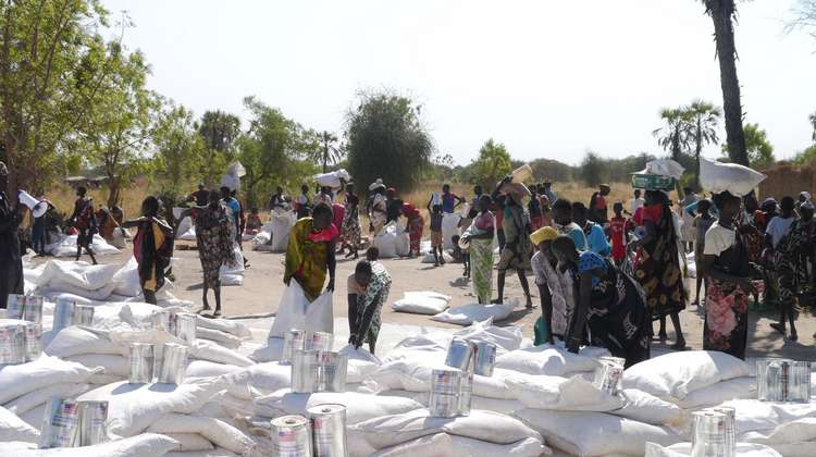 Südsudanesen nehmen sich Notfallpakete