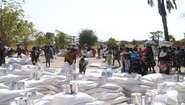 Südsudanesen nehmen sich Notfallpakete