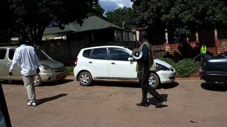 Simbabwe: Die Menschen werden mit Megaphonen über Corona informiert.