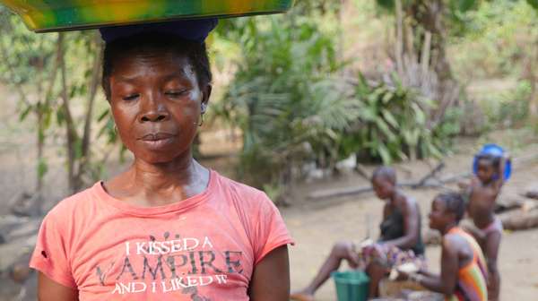 Frauen in Potine, Sierra Leone, beim gemeinschaftlichen Kochen