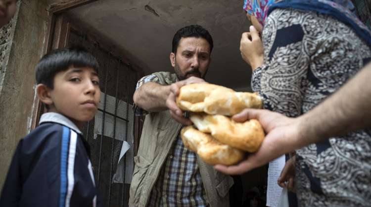 Distribution of bread in the Mardin Syrian Solidarity Platform (MSSP) in Mardin, Turkey. 