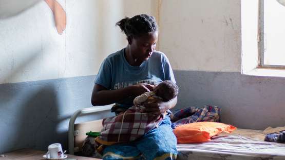 Baby Nataeha und ihre Mutter Bienvenue im CHRD Hopital in Amboasary Sud, Madagaskar.