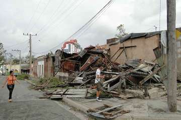 Bewohner schauen sich das Ausmaß der Schäden durch Hurrikan Sandy an.