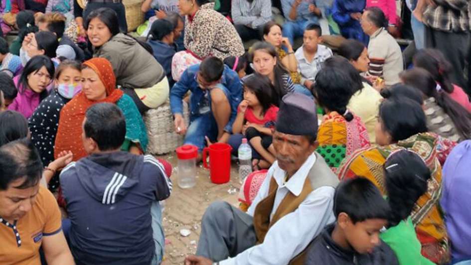 Erdbeben in Nepal: Eine Menschenmenge sitzt auf der Straße und harrt aus.