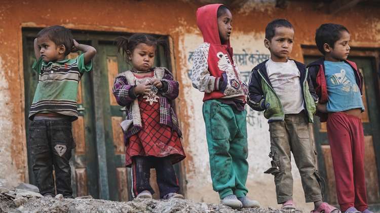Viele Kinder in Nepal sind zu klein.