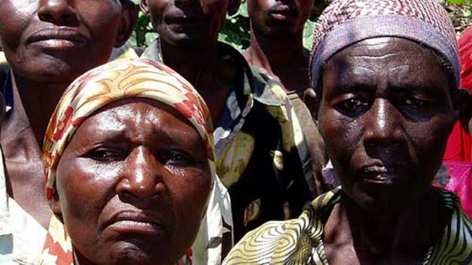 Mehrere Bauern des Kamba-Stammes schauen in Richtung Kamera.