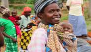 Mutter mit Kind im Kitui County/Kasala, Kenia. 
