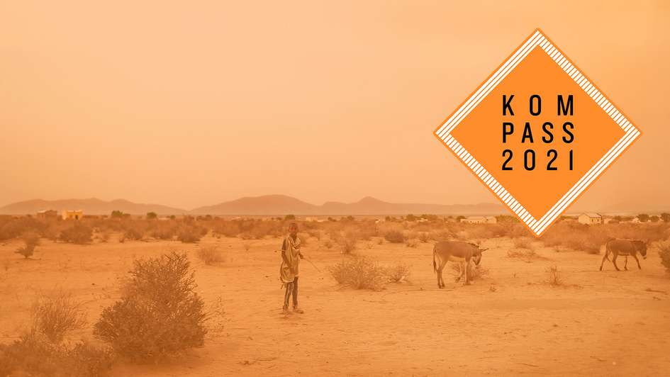 Dürre in Somaliland: Ein Junge mit zwei Eseln steht in einer kargen Landschaft. Oben rechts ist das "Kompass 2021" Logo.