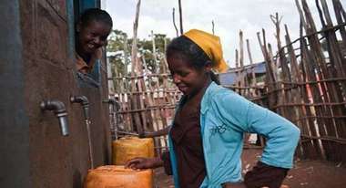 Vor allem Frauen und Mädchen profitieren von der zuverlässigen Verfügbarkeit des Wassers.