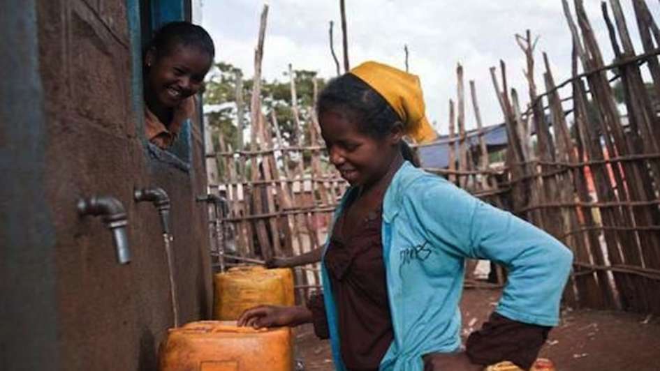 Vor allem Frauen und Mädchen profitieren von der zuverlässigen Verfügbarkeit des Wassers.