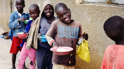 Jungen bei einer Essenausgabe an der Lotome Boys School in Uganda.