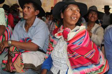 Versammlung eines Dorfes zur Rechtsberatung in Bolivien