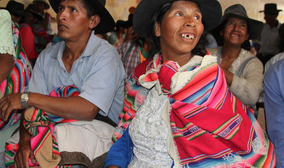 Versammlung eines Dorfes zur Rechtsberatung in Bolivien