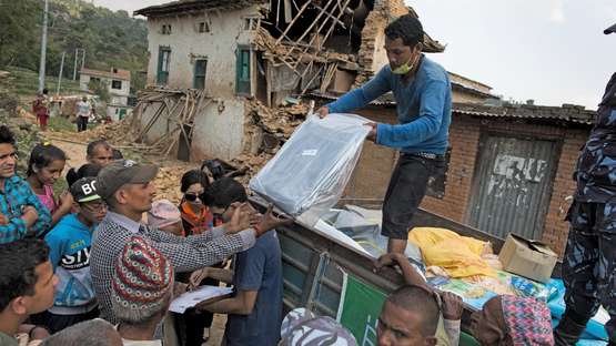 Wiederaufbau in Nepal: In Kathmandu beseitigen die Menschen die Spuren der Zerstörung.