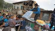 Wiederaufbau in Nepal: In Kathmandu beseitigen die Menschen die Spuren der Zerstörung.