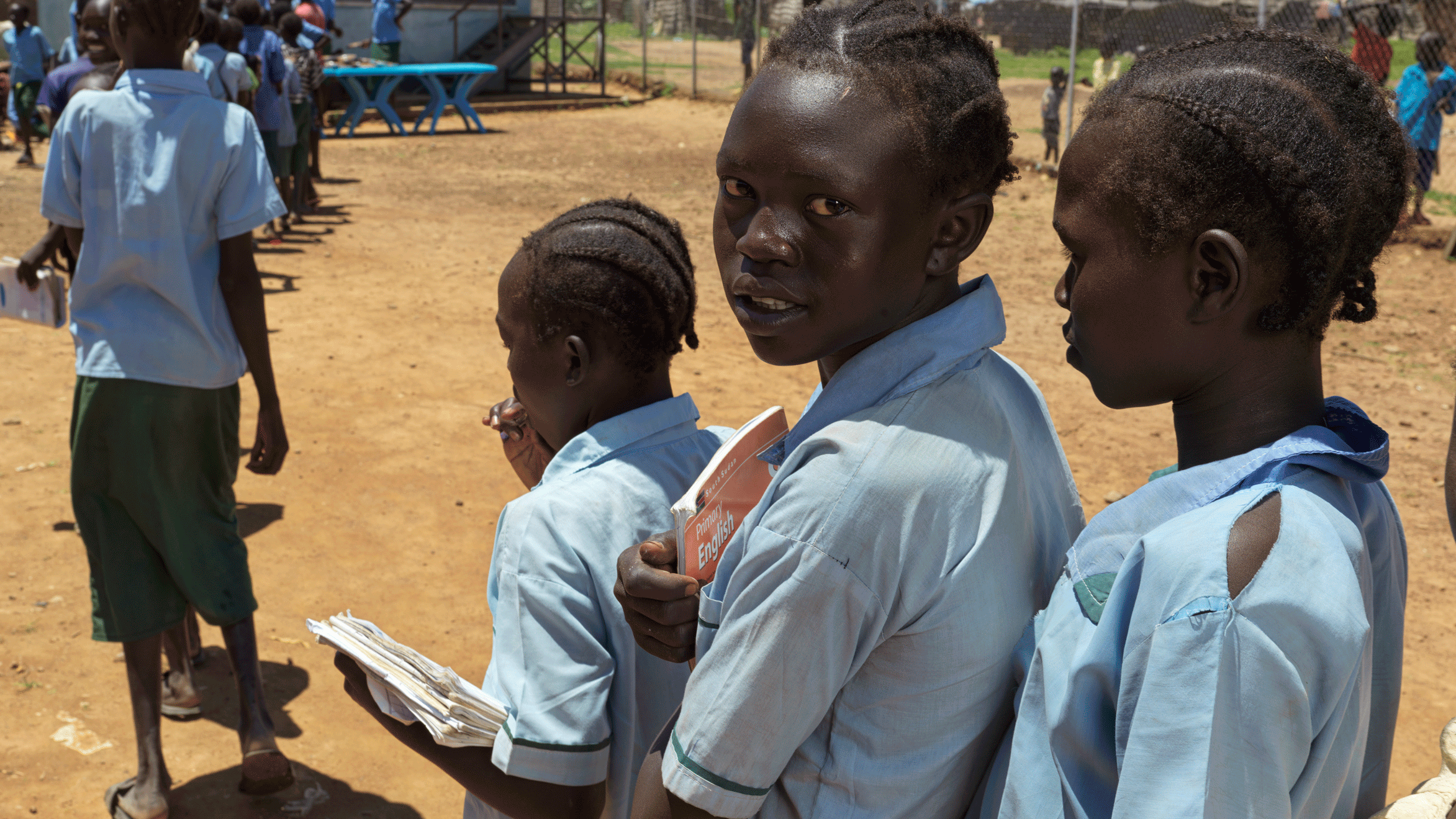 Durch Schulgärten im Südsudan erhalten Schulkinder gesunde Mahlzeiten, können ungestört lernen und aus dem Teufelskreis von mangelnder Bildung, Hunger und lebenslanger Abhängigkeit ausbrechen.