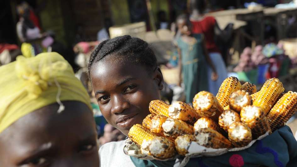 Maisverkauf auf einem lokalen Markt in Sierra Leone.