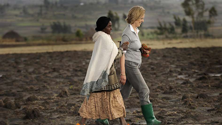 Bärbel Diekmann auf einem Feld in Äthiopien