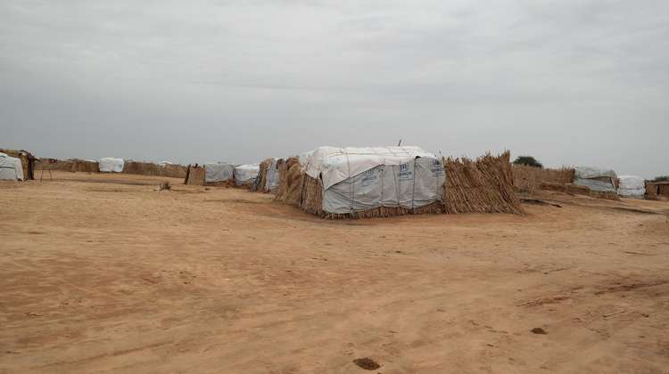 Notunterkünfte für Geflohene aus Niger und Nigeria.