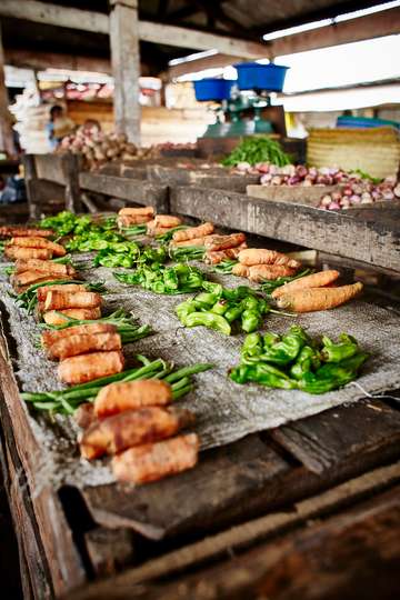 Ein Markt mit Gemüse an einem Stand in Farafangana, Madagaskar