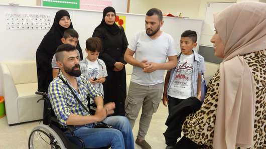 Eine Gruppe Geflüchteter aus Syrien sucht in einem Beratungszentrum in Istanbul Unterstützung.