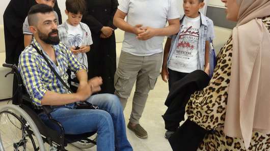 Eine Gruppe Geflüchteter aus Syrien sucht in einem Beratungszentrum in Istanbul Unterstützung.