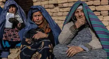 Wartende Frauen bei einer Lebensmittelverteilung in Afghanistan