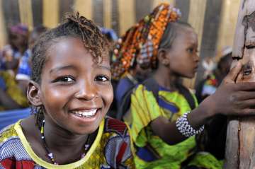 Mädchen aus Mali lächelt in die Kamera