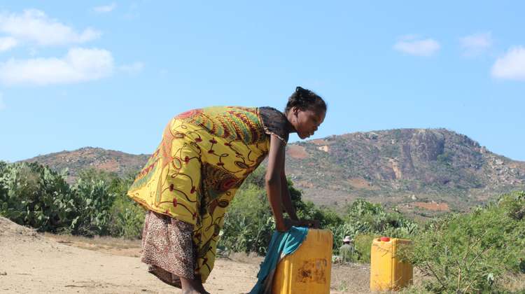Eine schwangere Frau mit einem Wasserkanister, Madagaskar 2021.