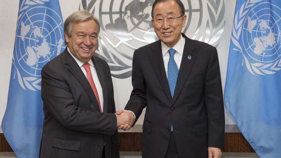 Der neue UN-Generalsekretär António Guterres (li.) mit seinem Vorgänger Ban Ki-Moon (Foto: UN Photo/Eskinder Debebe)